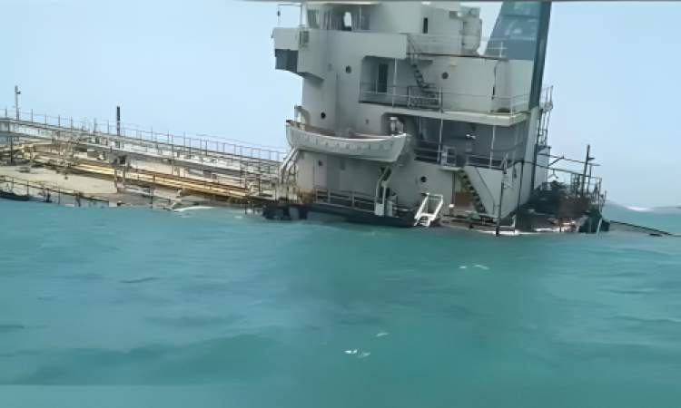 صنعاء تحذر من تسرب نفطي في ميناء عدن