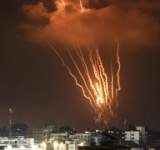 غزة: اطلاق عشرات الصواريخ تجاه مستوطنات الغلاف واندلاع حريق هائل