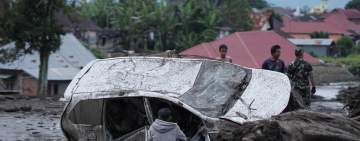 عشرات القتلى جراء الفيضانات وتدفق الحمم البركانية في إندونيسيا