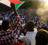 الوطن المفقود والمشتهى.. قصائده وأغانيه في الثورة السودانية