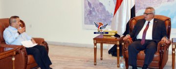 رئيس الوزراء يلتقي وزير الخارجية وممثل برنامج الأغذية في اليمن