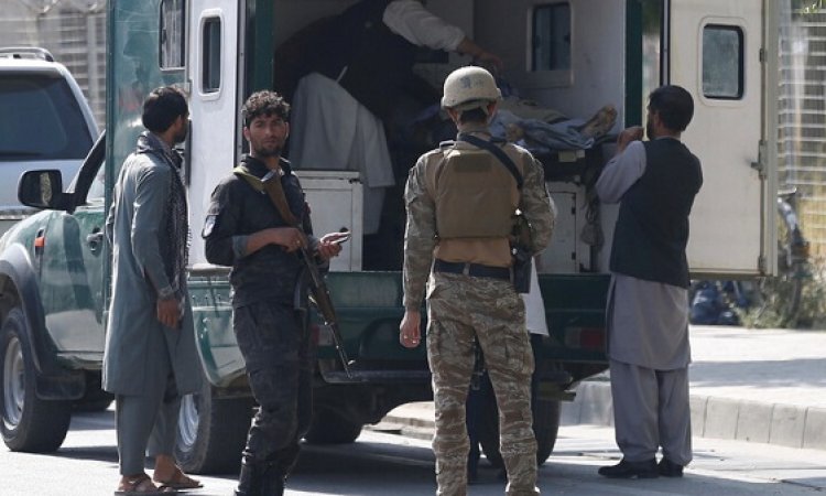 مقتل وإصابة 25 بتفجير موكب حاكم ولاية لغمان بأفغانستان