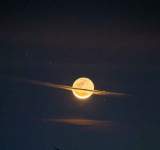 مصور يوثق القمر وهو يتزين بحلة كوكب زحل