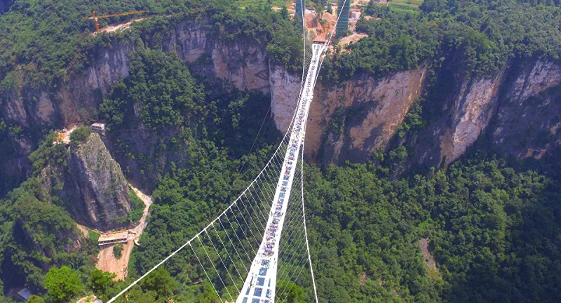   الصين تفتتح أضخم جسر معلق في العالم