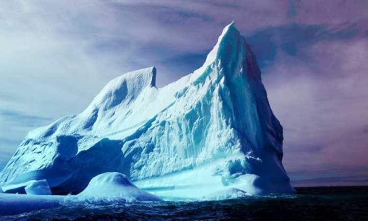   جبل جليدي ضخم يقترب من تدمير جزيرة بريطانية 