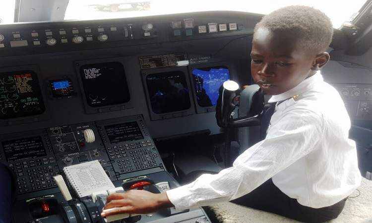 صبي أوغندي  في السابعة يبهر العالم بمواهبه في الطيران