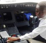 صبي أوغندي  في السابعة يبهر العالم بمواهبه في الطيران