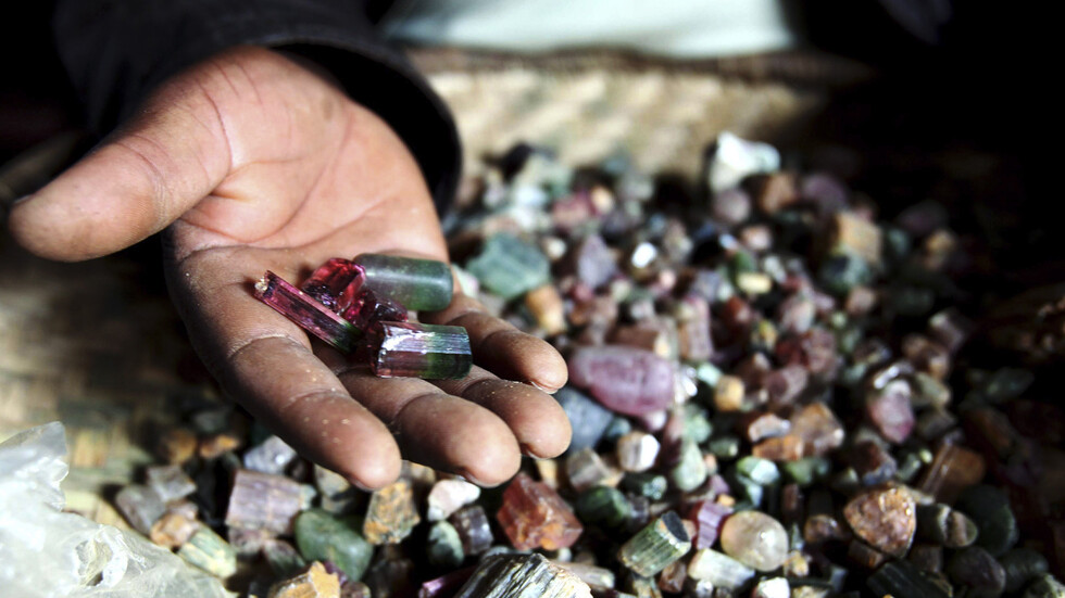  العثور على حجر كريم يشبه القلب البنفسجي في أوروغواي