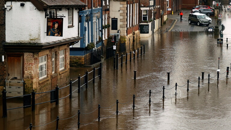   بريطانيا:تحذيرات من فيضانات شديدة مع اقتراب العاصفة (كريستوف)