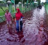 الفيضانات تضرب قرية بإندونيسيا وتحوّل شوارعها إلى لون الدماء