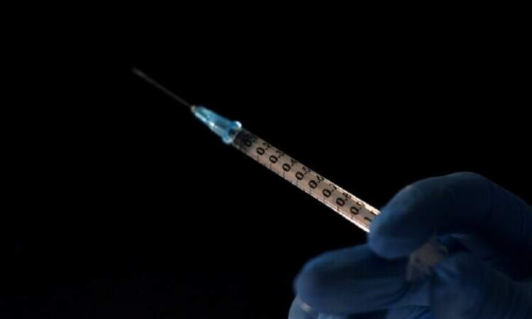  روسيا .. تطعيم مسنّة يزيد عمرها عن الـ100 ضد كورونا
