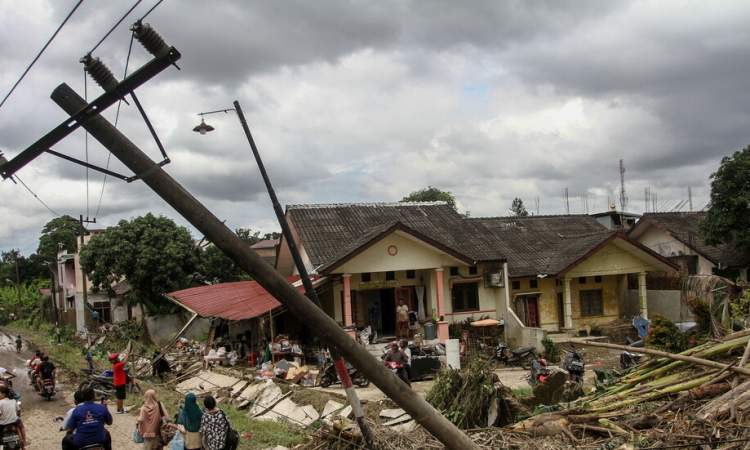 مصرع شخصين وفقدان 16 في إندونيسيا بانهيارات أرضية