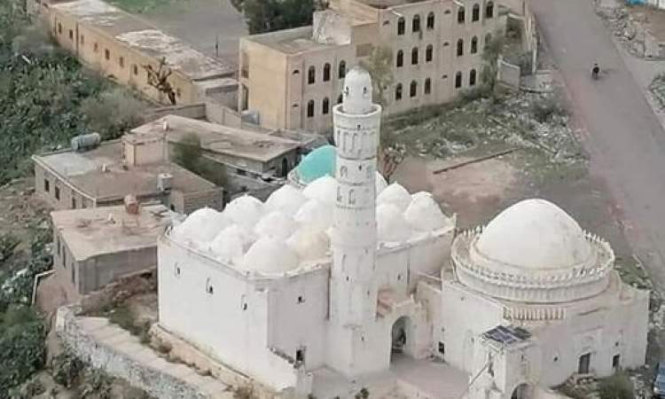 مسجد قديم في إب له 16 قبة و3 أبواب 