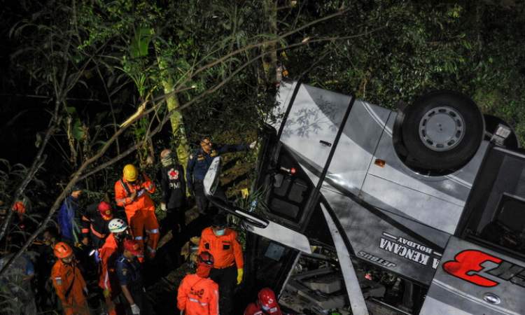إندونيسيا..مصرع 27 شخصا إثر سقوط حافلة تقل تلاميذ  