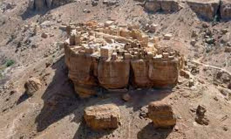  شاهد ..قرية يمنية تتربع على صخرة عملاقة  