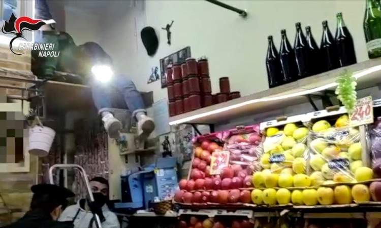 العثورعلى مخبأ ضخم للأسلحة في متجر للفاكهة بايطاليا