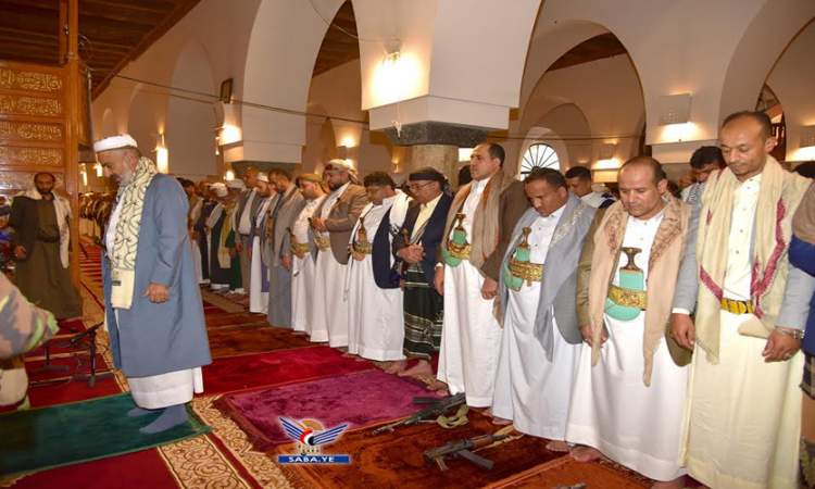 الحوثي والرهوي يؤديان صلاة عيد الفطر بالجامع الكبير بصنعاء