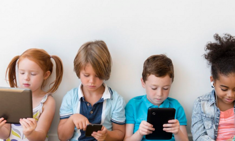إدمان الأطفال على الأجهزة الذكية… خطر يجتاح بيوتنا