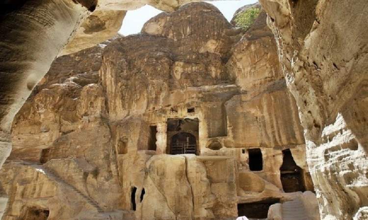 الآثار الأردنية تتسلم قطعا أثرية
