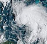 اعصار إيدا يتسبب بفرار عشرات الالاف واعلن حالة الطورائ بميسيسيبي
