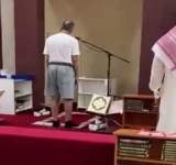 جدل واسع في الكويت حول ظهور مؤذن بالشورت