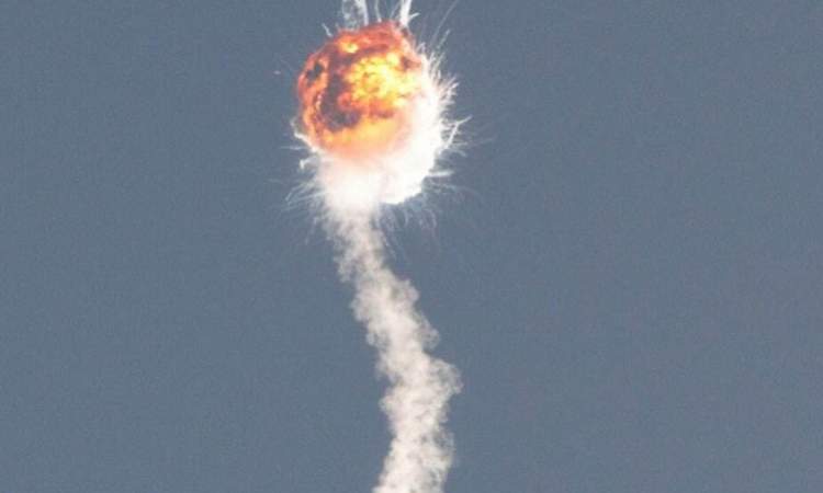انفجار صاروخ امريكي حامل اثناء عملية الاطلاق