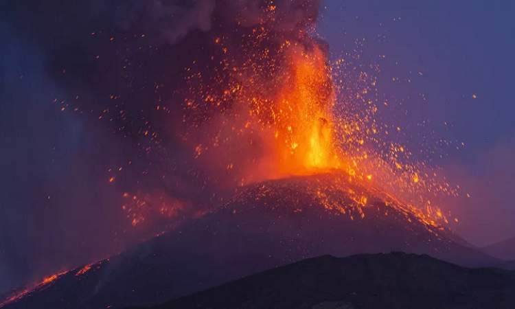 زلازل متوسطة نتيجة ثوران بركان جزيرة لا بالمال الاسبانية 