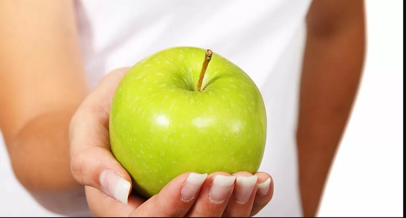 ماذا يحدث لجسمك إذا تناولت تفاحة على العشاء يوميا