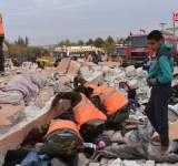 مقتل واصابة سبعة اشخاص بينهم أطفال بانهيار مبنى في سوريا