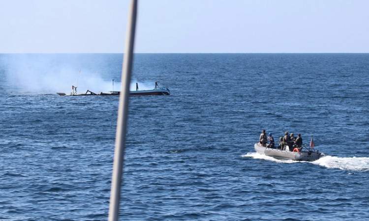 حريق في قارب بخليج عمان يكشف عن عملية تهريب مخدرات 