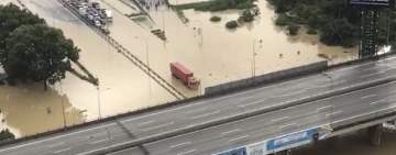 إجلاء 22 ألف شخص في ماليزيا جراء أسوأ فيضانات (فيديو)