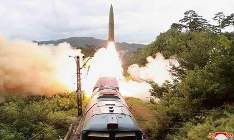  كوريا الشمالية تطلق صاروخين من قطار