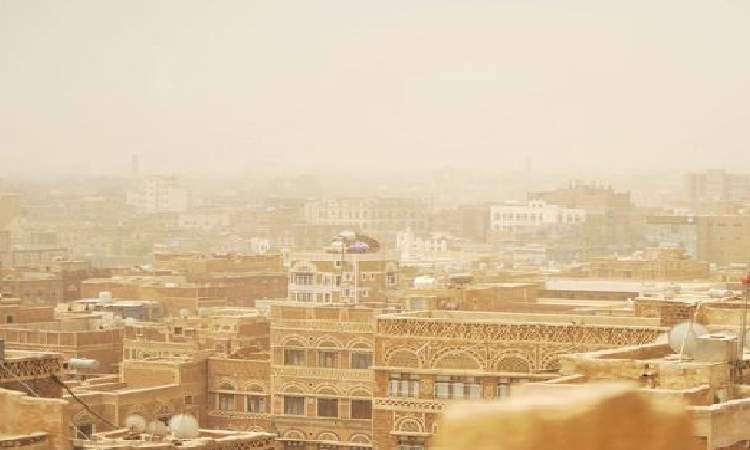 موجة غبار ورياح باردة تجتاح العاصمة صنعاء وعدد من المحافظات 
