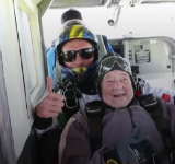 سويدية عمرها 103 أعوام تدخل موسوعة غينيس بقفزة مظلية