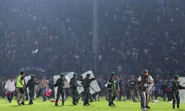 الرئيس الإندونيسي يوجه بهدم ملعب كرة القدم شهد حادث التدافع المميت