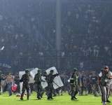 الرئيس الإندونيسي يعلن هدم ملعب كرة القدم الذي وقع فيه حادث التدافع