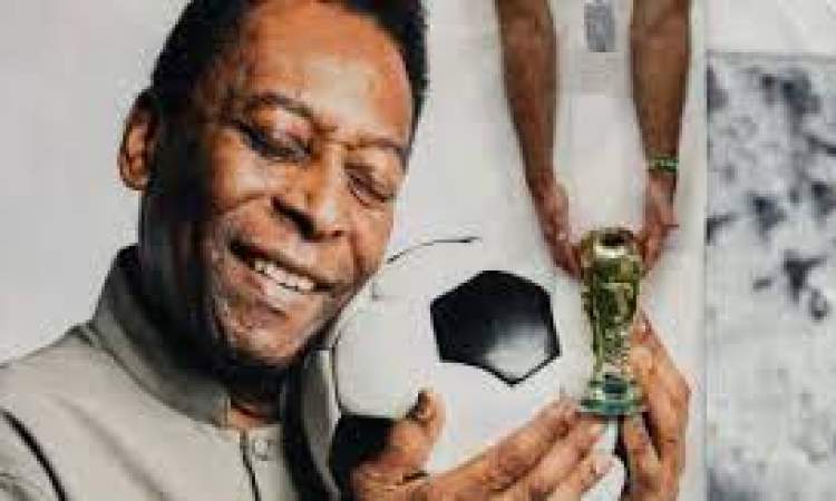 وفاة أسطورة كرة القدم البرازيلي عن 82 عاما