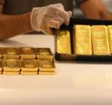الذهب يحوم قرب ذروة 8 أشهر مع انخفاض الدولار
