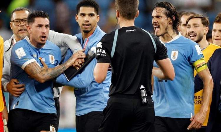 الفيفا يعاقب منتخب الأوروجواي ويوقف أربعة من لاعبيه بسبب سلوك مشجعيه