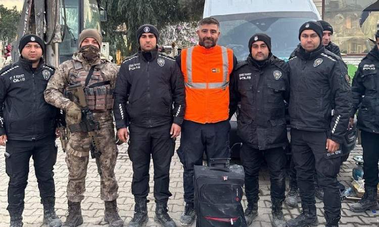مواطن تركي يسلم الشرطة حقيبة بها 4 ملايين دولار عثر عليها تحت الأنقاض 