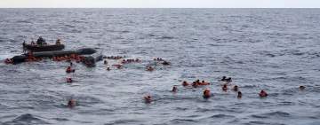 63 شخصا بينهم 14 طفلا حصيلة ضحايا غرق قارب الهجرة قبالة سواحل ايطاليا