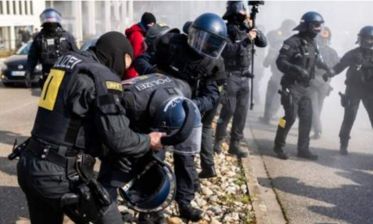 ألمانيا.. إصابة 53 ضابطا خلال احتجاجات عنيفة