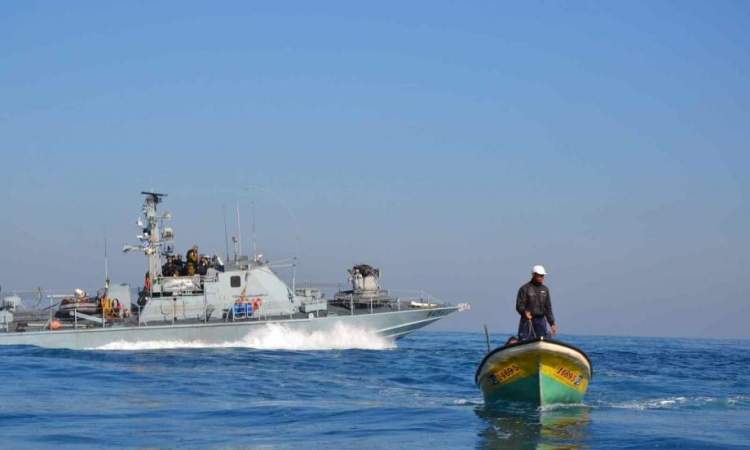 العدو الصهيوني يستهدف أربعة صيادين بالرصاص شمال غزة