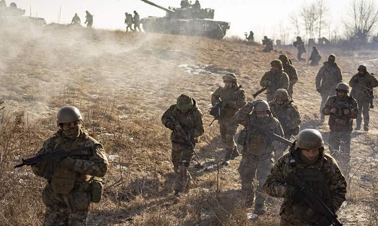 القوات الأوكرانية تستخدم سيارات الإسعاف لنقل الذخيرة