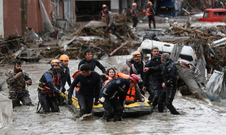 قتلى بفيضانات مدمرة في تركيا
