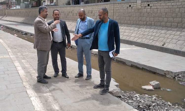 الحوثي يتفقد مشروع تأهيل الخط الرئيسي الناقل للصرف الصحي بسائلة صنعاء