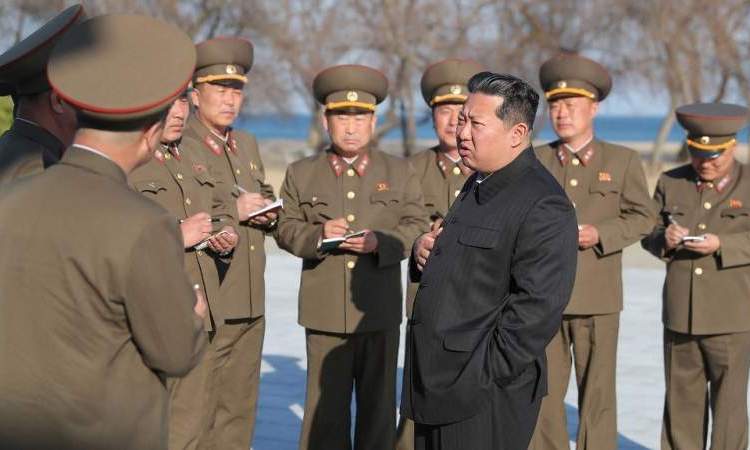زعيم كوريا الشمالية يشرف على مناورات تحاكي هجوم نووي على هدف للعدو