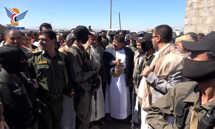الحوثي ينهي نزاع قبلي راح ضحيته 21 شخص و اطلق بموجبه 23 سجين بعمران 