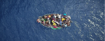 قارب يقل 400 مهاجر غير شرعي يضل طريقه في البحر بين مالطا وليبيا