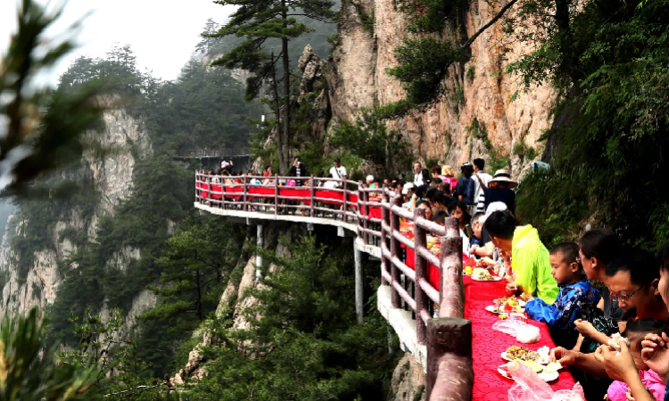 مصرع واصابة 19شخصا بانهيار جبلي في الصين